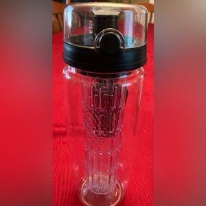 NWOT OMORC Fruit Infuser Water Bottle.